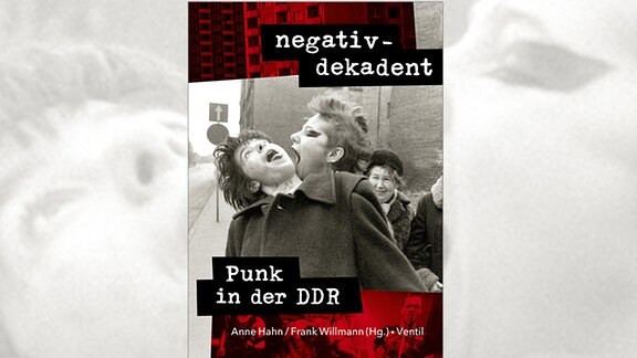  Buchcover des Sammelbands "Punk in der DDR" mit einem schwarz-weiß Foto von Punks.