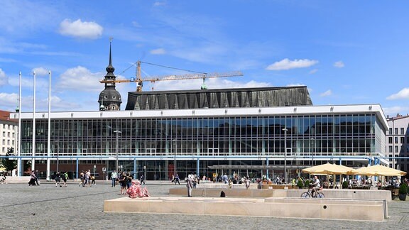 Zentralbibliothek in Dresden, ein flacher Bau mit Glasfassade 