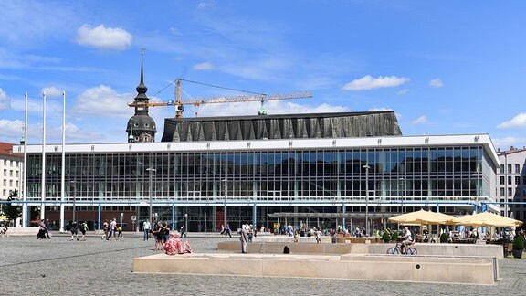 Ein Gebäude auf dem Dresdner Altmarkt, dessen Front komplett aus Glas besteht