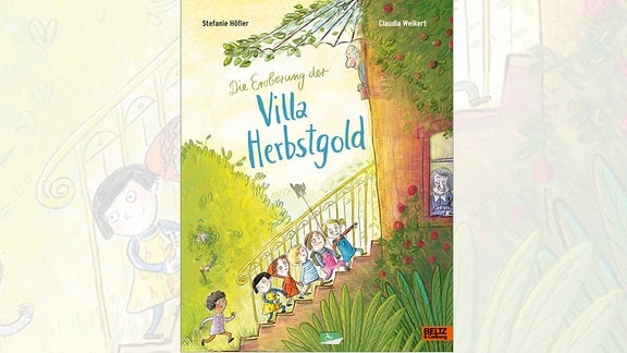 Stefanie Höfler: Die Eroberung der Villa Herbstgold    - Ein in Grün-gelb gehaltenes Buch-Cover zeigt eine Zeichnung mit Kindern, die die Treppe zu einer Villa hochstürmen, aus dem Fenster schaut eine ältere lächelnde Frau. 