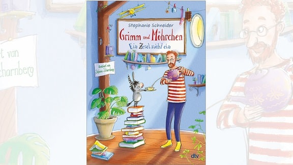 "Grimm und Möhrchen – Ein Zesel zieht ein": Ein in Blau gehaltenes Buch-Cover zeigt die Zeichnung eines Mannes mit roten Haaren, Bart und Brille, der einem kleinen Zebra-Eselchen, das auf einem Bücherstapel steht, Tee eingießt