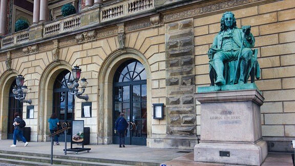 Die Statue von Ludvig Holberg steht vor dem Theater in Kopenhagen.