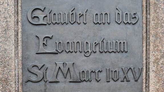 Inschrift des Luther-Denkmals in Wittenberg