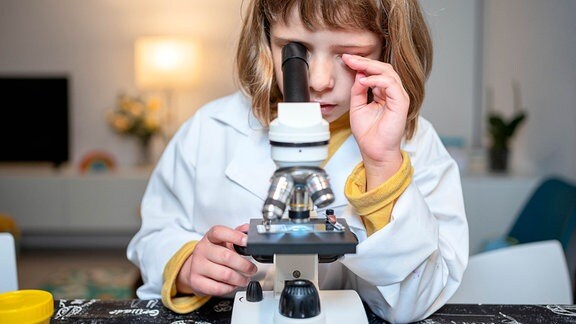 Mädchen mit einem Mikroskop