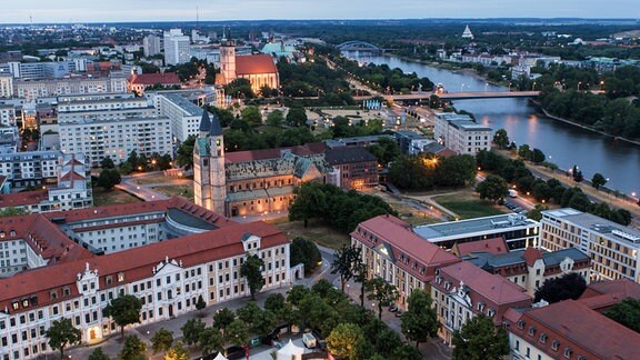 Magdeburg, Sachsen-Anhalt, Deutschland - Luftbildaufnahme der Innenstadt am Abend.