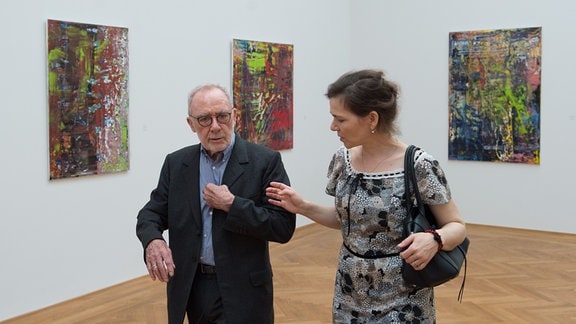 Gerhard Richter mit Frau und Bildern