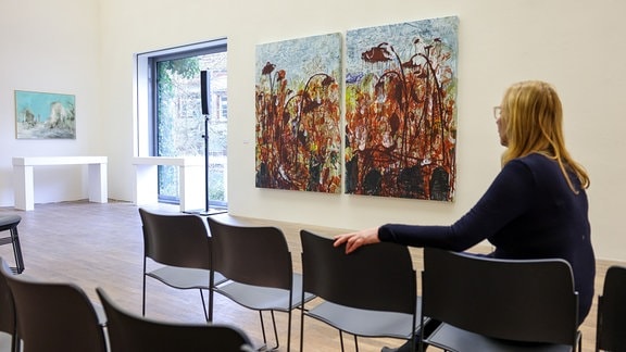 Manon Bursian, Direktorin der Kunststiftung Sachsen-Anhalt, sitzt in einem Ausstellungsraum der Stiftung.