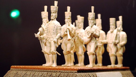Mehrere Holzfiguren, die Spielmänner aus dem Erzgebige darstellen – ein Exponat in der "Manufaktur der Träume". 