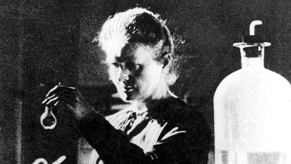 Marie Curie experimentiert in ihrem Laboratorium.