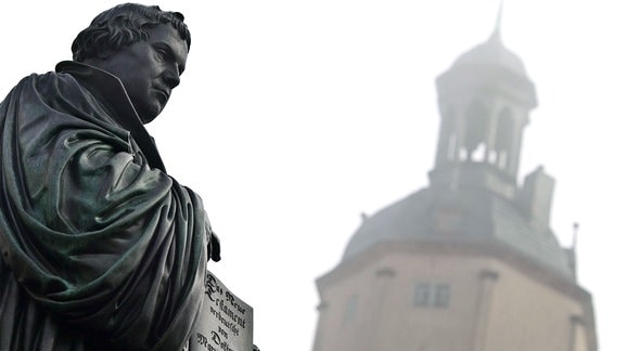 Das gusseiserne Denkmal für den deutschen Reformator Martin Luther (1483-1546) auf dem Marktplatz der Lutherstadt Wittenberg.