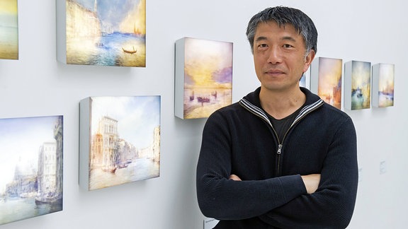 Hiroyuki Masuyama steht nach einem Pressegespräch in seiner Ausstellung im Angermuseum in Erfurt.