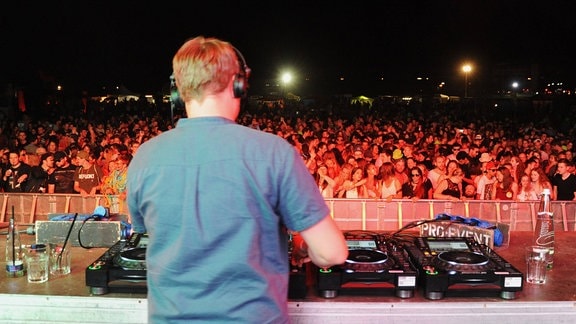 Techno DJ Mathias Kaden beim DJ Set vom Zuckerbrot und Peitsche Festival in Regensburg.