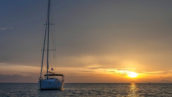 Eine Segelboot vor Sonnenuntergang