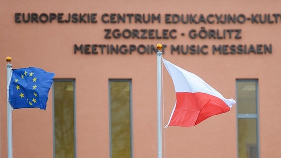 Fahnen wehen vor dem Eingang bei der Eröffnung des Europäischen Zentrums für Bildung und Kultur in Zgorzelec (Polen).