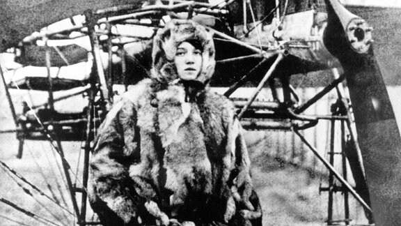 Undatierte Aufnahme der deutschen Pilotin Melli Beese vor einem Flugzeug