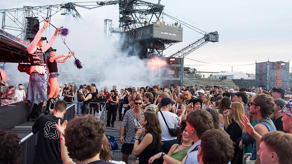 Feiernde Besucher vor Bagger beim Melt Festival in Ferropolis