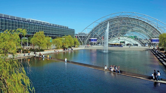 Blick über den Messesee mit Durchgang auf das Congress Center Leipzig und die Glashalle