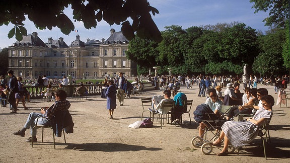 Besucher erholen sich im Jardin du Luxembourg