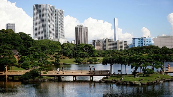 Blick auf den Hamariku Garten in Tokyo und die umliegenden Hochhäuser des Stadtviertels Shiodine
