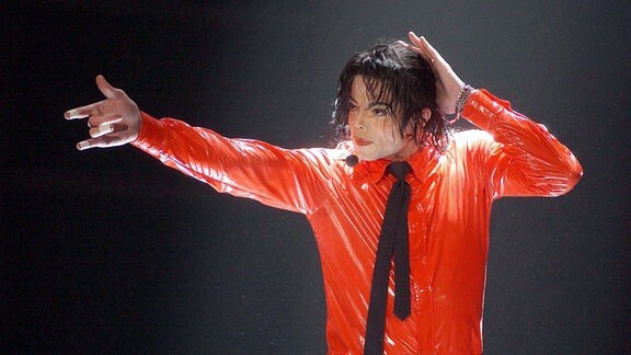 Sänger Michael Jackson während eines Konzertes.