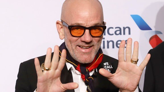 Der ehemalige R.E.M.-Sänger Michael Stipe mit einer Brille mit orangenen Gläsern.