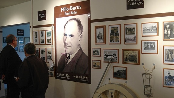 Besucher schauen sich die Dauerausstellung über Milo Barus im Mühltal bei Weißenborn (Thüringen) an.
