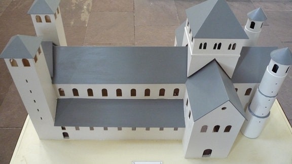 Blick von oben auf ein weiß-graues Modell einer Kirche.