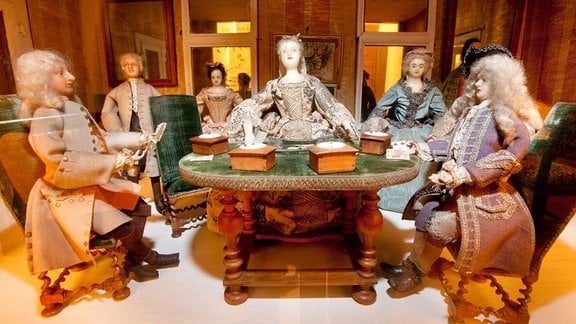  In einem Schaukasten der Puppensammlung "Mon Plaisir" ist im Schlossmuseum in Arnstadt eine "Gesellschaft bei Hofe" zu sehen.