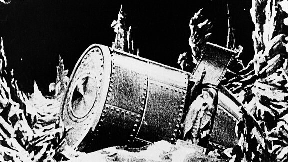 Szene aus Die Reise zum Mond - Ein Mondkapsel ist auf der Mondoberfläche gelandet.