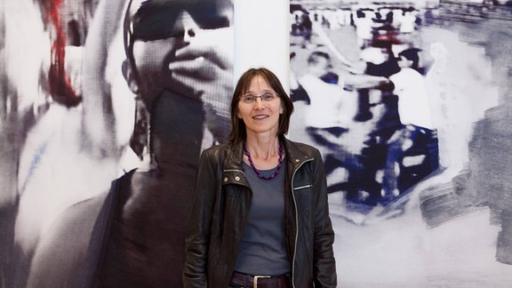 Künstlerin Monika Huber vor ihren Arbeiten in der Ausstellung Bild gegen Bild im Münchner Haus der Kunst