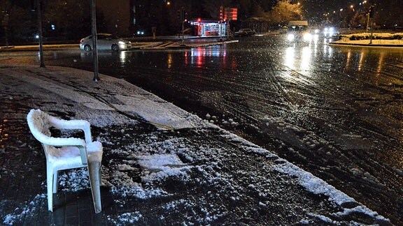 Schneebedeckter Monobloc-Stuhl 2018 an einer Straßenkreuzung in Ankara