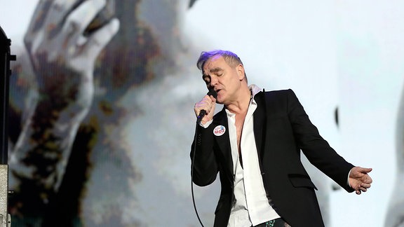Morrissey steht bei einem Auftritt in Lissabon 2018 auf der Bühne.