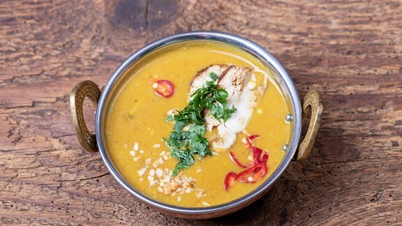 Indische Mulligatawny Suppe in einer Messingschale