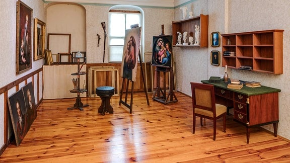 Kügelgenhaus in Dresden, Museum der Dresdner Romantik: ein Zimmer mit Holzboden, einer Staffelei und einem Schreibtisch
