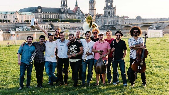 Das Band-Kollektiv Banda Comunale an der Elbe in Dresden