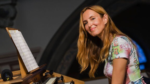Die Organistin Barbara Dennerlein bei einem Orgelkonzert vom Jazzpoint Wangen in der St. Martinskirche