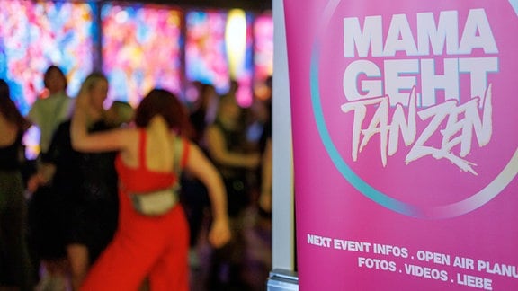 "Mama geht Tanzen" steht auf einem Banner am Eingang als Party-Reihe im Gate Club im Nürnberger Flughafen.