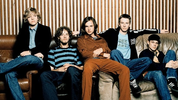 Die fünf Jungs der Band Echt in ihrer Jugend auf einer Couch