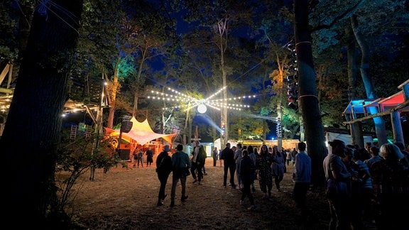 Das Forest Jump Festival bei Nacht - eine Musik- und Kulturveranstaltung im Zauberwald in Pretzier bei Salzwedel.