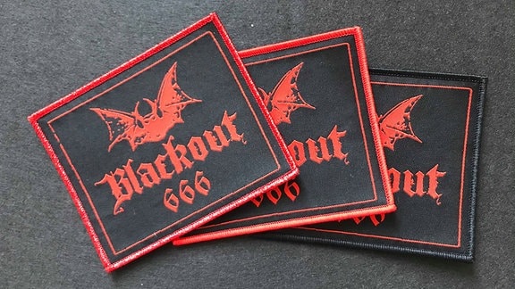 Drei Patches mit der Aufschrift "Blackout 666"