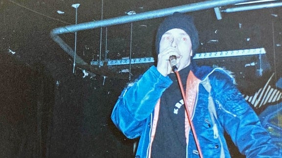 Kretschi mit Mikrofon auf der Bühne