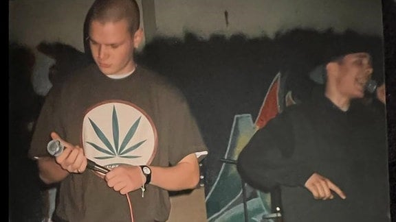 Musiker Tino Kunstmann bei einem Auftritt 1993: er trägt eine weite helle Hose und ein Shirt mit einem Cannabis-Blatt darauf