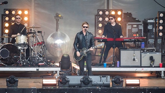 Paul Banks (Sänger) und Brandon Curtis (Keyboarder) von der Band Interpol bei einem Konzert