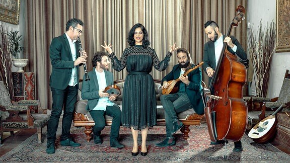 Die israelische Sängerin Talya G. A Solan tritt auf mit dem Yamma Ensemble.Mit Leidenschaft vereinen sie alte jüdische Musiktraditionen mit der zeitgenössischen Musik aus Israel.