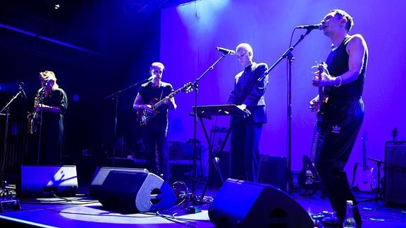 Die Gruppe Ja, Panik auf dem Pop-Kultur-Festival in Berlin auf der Bühne.