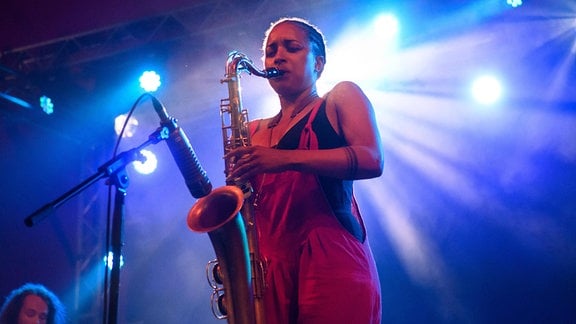 Nubya Garcia mit einem Saxofon auf der Bühne