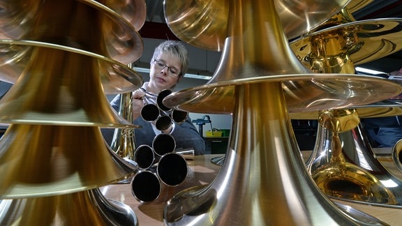  In der Meisterwerkstatt für Metallblasinstrumente Jürgen Voigt in Markneukirchen begutachtet Firmenchefin Kerstin Voigt am 03.12.2013 Schalmeien