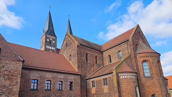 Kloster Jerichow in Sachsen-Anhalt: Ein Backsteingebäude-Komplex mit zwei Kirchtürmen.