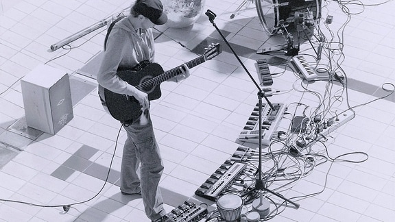 Konrad Küchenmeister mit Instrumenten und Loopstation