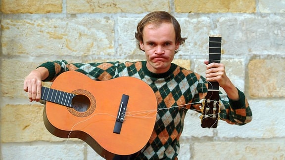 Des Betroffenheitslyriker Olaf Schubert, 2003, mit zerbrochener Gitarre.